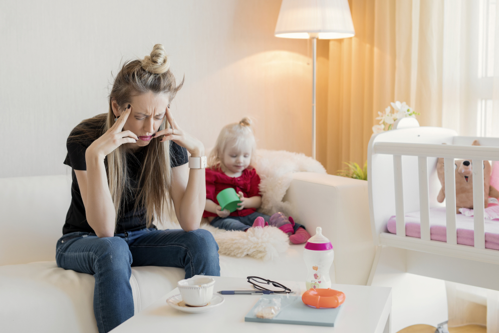 Presja, którą wiele kobiet narzuca sobie w macierzyństwie i nieosiągalne oczekiwania wobec siebie, to pierwszy krok do wypalenia (fot. Shutterstock)