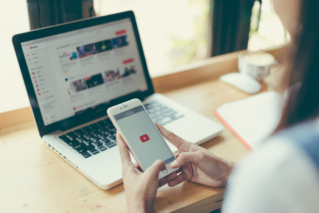 Influencerzy muszą właściwie oznaczać treści sponsorowane