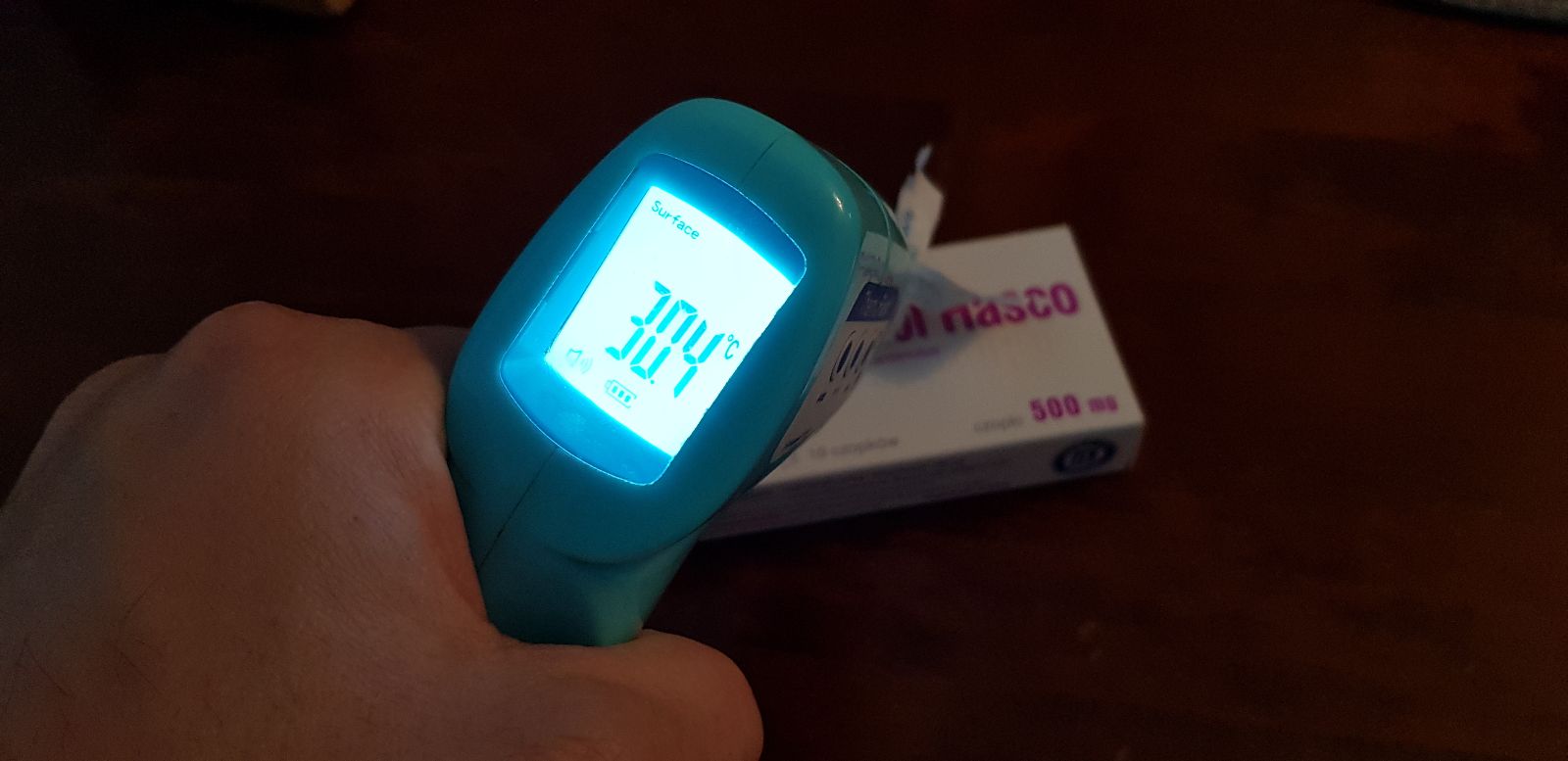 Łukasz Waligórski postanowił zbadać, w jakim stanie będą leki zamówione internetowo, gdy na zewnątrz panuje ponad 30°C (fot. Twitter)