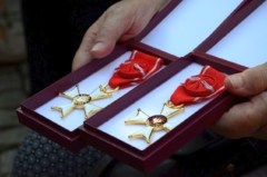 Właściciele apteki z Krzyżami Oficerskimi Orderu Odrodzenia Polski