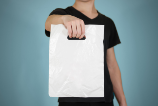 Od 1 września opłata recyklingowa za każdą torbę foliową z apteki