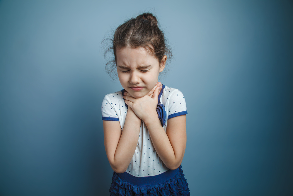 Ból gardła u dzieci najczęściej jest jednym z typowych objawów infekcji górnych dróg oddechowych (fot. Shutterstock)