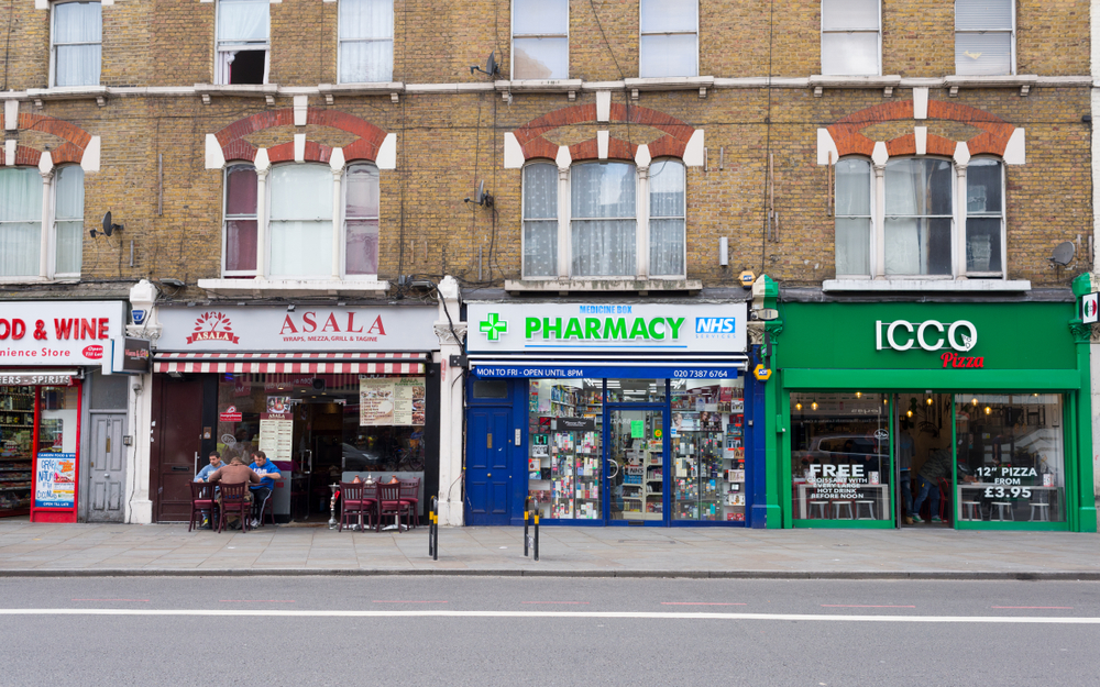 Wtedy, do akcji wkroczył Matt Kirby - poinformowany o zajściu farmaceuta, który rozmawiał przez telefon, szybko wypuścił z rąk słuchawkę i ruszył na pomoc (fot. Shutterstock).