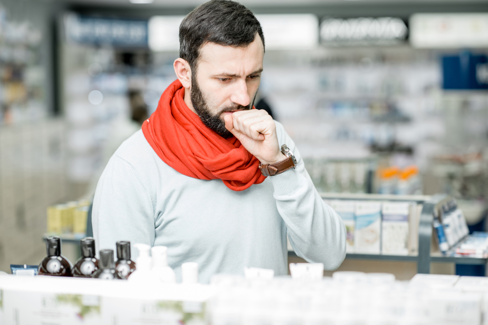 Pacjent cierpi na silny ból gardła, z trudnością przełyka ślinę (fot. Shutterstock).