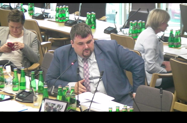 O zapisy zmieniające, a dokładnie artykuł 87, tyczący się minimalnych norm zatrudnienia farmaceutów w aptekach szpitalnych oraz działach farmacji szpitalnej, pytał poseł Patryk Wicher(fot. sejm.gov.pl)