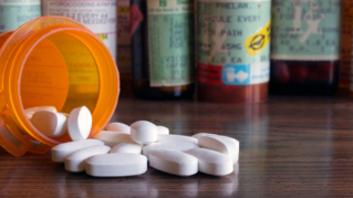 Nielegalna sprzedaż opioidów o wartości ponad 1,3 miliarda dolarów