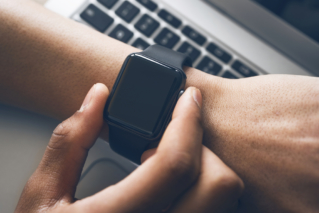 Smartwatch zmierzy poziom leku w pocie, umożliwiając personalizację terapii