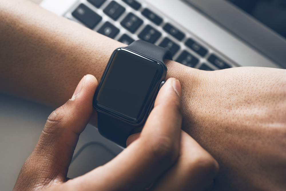 To właśnie powód, dla którego amerykańscy badacze stworzyli smartwatch z czujnikiem, analizującym próbki potu(fot. Shutterstock).