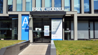 OPINIA: Stadiony otwarte, zamknięte przychodnie – igrzyska czy pandemia?