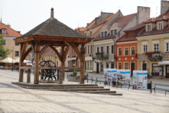 Sandomierz: co stanie się z wyjątkowymi meblami z zamykającej się właśnie apteki