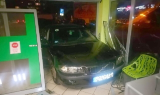 Żyrardów: 18-latka wjechała samochodem do placówki aptecznej
