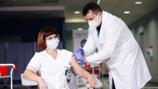 W Polsce rozpoczęły się szczepienia przeciw COVID-19