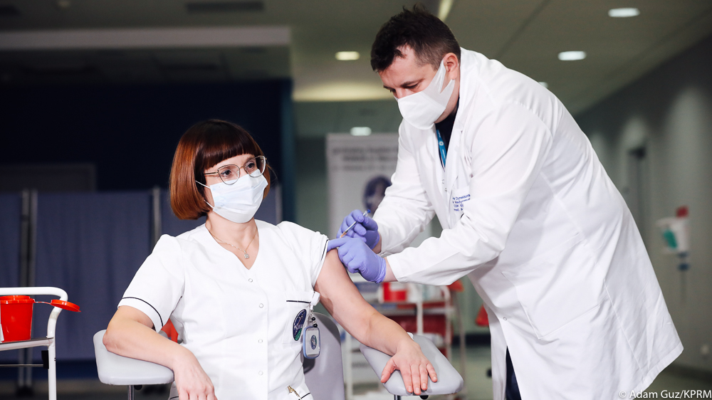 Żeby rozpoczęty wczoraj proces zakończył się powodzeniem – wygraną walką z wirusem, zaszczepić powinno się jak najwięcej osób (fot. Twitter/KPRM)