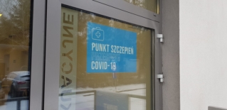Czego nie może robić apteka prowadząca szczepienia przeciw COVID-19?