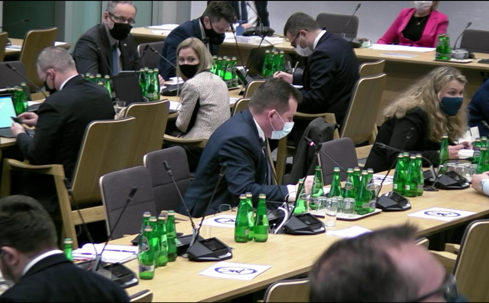 Najprawdopodobniej każdego roku konieczne będzie powtarzanie operacji szczepień przeciw COVID-19. Wtedy pomocni mogą okazać się farmaceuci (fot. screen sejm.gov.pl)