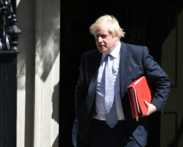 Boris Johnson chce zwrócić brytyjskim aptekom koszty związane z COVID-19 “tak szybko, jak to możliwe”