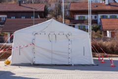 Przed aptekami, w których będą szczepienia staną namioty? „Rozważamy różne scenariusze…”