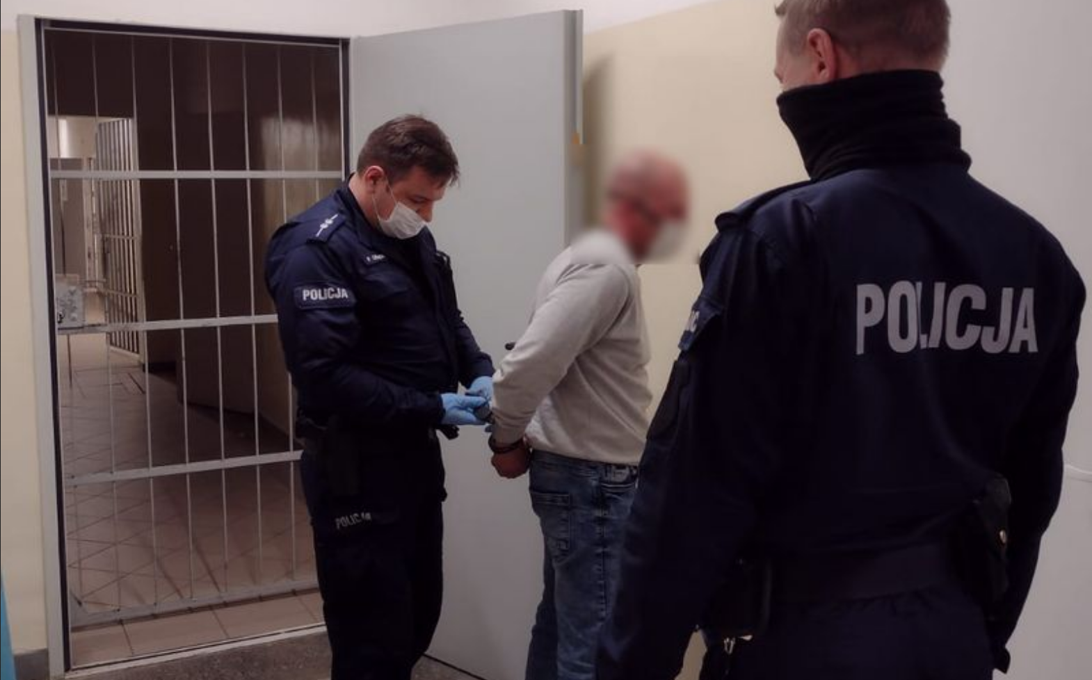 Zamaskowany młody mężczyzna przeszedł za pierwszy stół i kilkukrotnie uderzył farmaceutkę w głowę i twarz (fot. Policja Malbork)