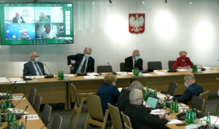 Przeźroczyści farmaceuci szpitalni? Po studiach zarobią tylko o 400 zł więcej niż technik…