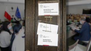 Szczepienia w aptekach muszą poczekać? Wątpliwości w Senacie…