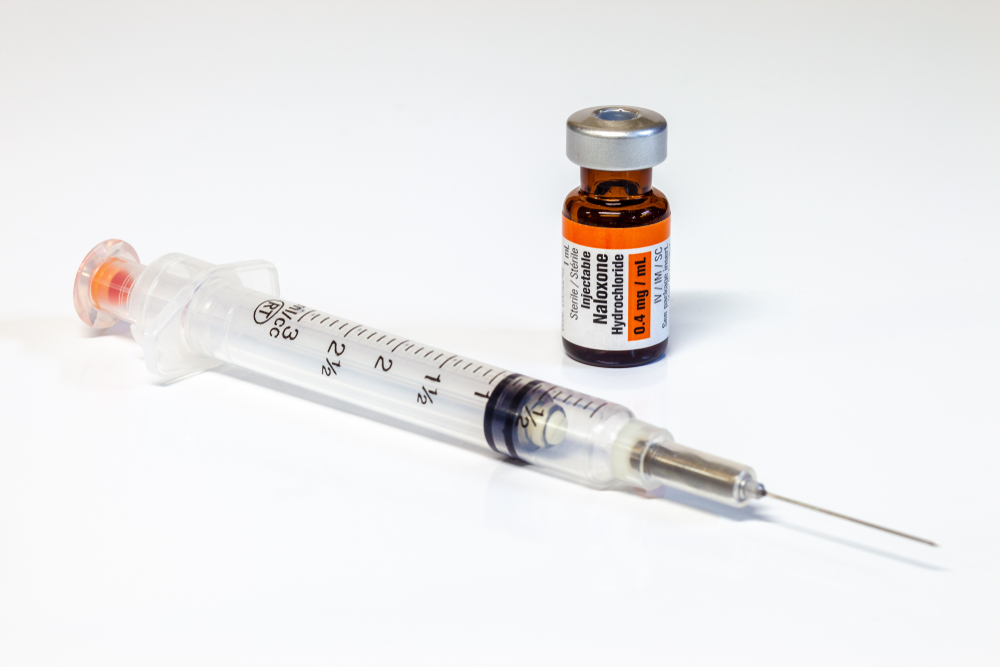 Wśród grup zawodowych, które będą mieć dostęp do tego ratującego życie leku, znaleźli się policjanci, strażnicy więzienni, ratownicy medyczni, a także farmaceuci (fot. Shutterstock).