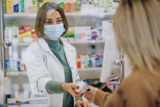 Kanada: farmaceuci przepracowani przeprowadzaniem szczepień oraz testów na COVID-19