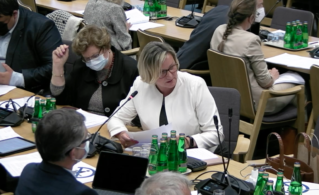 Komisja Zdrowia za szczepieniami przez farmaceutów przeciw grypie