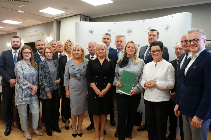 W imieniu Naczelnej Rady aptekarskiej podpis złożyła mgr farm. Elżbieta Piotrowska-Rutkowska - prezes NRA (fot. Adwokatura.pl)