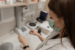 Dodatek covidowy dla farmaceuty szpitalnego? Ministerstwo odpowiada…