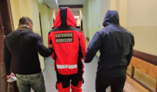 Przebrał się za ratownika medycznego i oszukiwał apteki. Zatrzymała go policja…