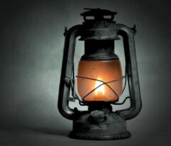W marcu w aptekach zapłoną lampy naftowe. W jakim celu?