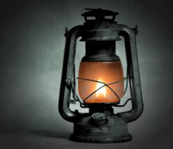 W marcu w aptekach zapłoną lampy naftowe. W jakim celu?
