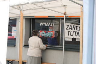 Nie będzie jednak testów na SARS-CoV-2 w namiotach przed aptekami…