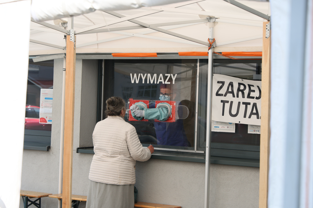 Wbrew zapowiedziom Ministra Zdrowia farmaceuci nie będą mogli testować w namiotach przed aptekami (fot. Shutterstock)