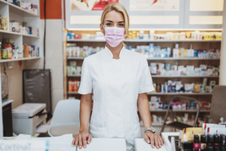 Farmaceutka zwolniona za brak obowiązkowego szczepienia przeciw COVID-19. Jest wyrok sądu…