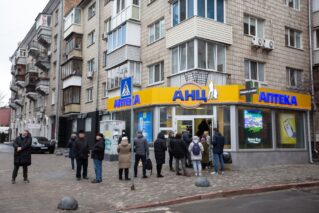 Ukraina: studenci i profesorowie wzywani do pomocy w aptekach i hurtowniach