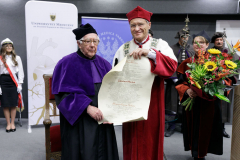 Wybitny farmaceuta – twórca denotiviru –  otrzymał tytuł doktora honoris causa WUM