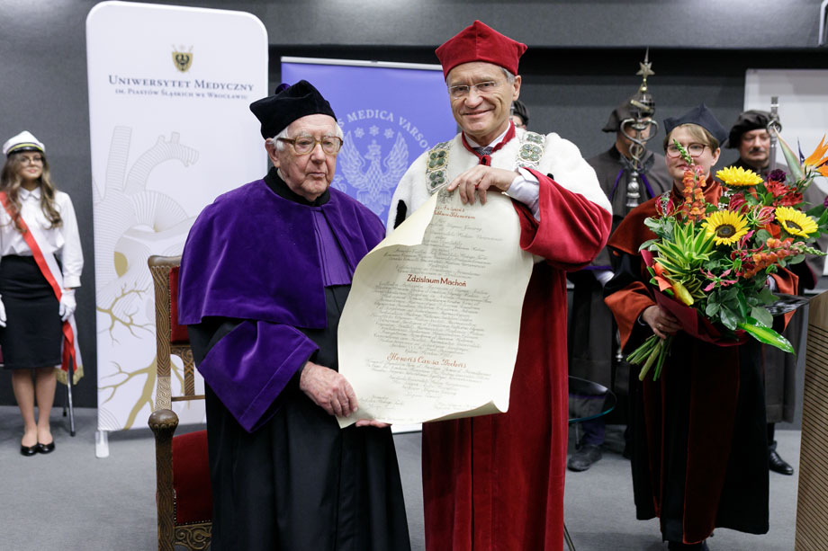92–letni obecnie prof. Machoń, absolwent Politechniki Wrocławskiej oraz Akademii Medycznej we Wrocławiu większość swojego zawodowego życia poświęcił pracy na Wydziale Farmaceutycznym wrocławskiej uczelni medycznej (fot. WUM)