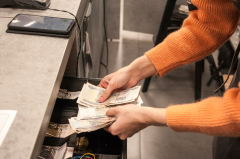 Sprzątała w aptece. Z kasy miała „sprzątnąć” ponad 2000 zł…