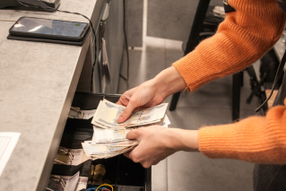 Sprzątała w aptece. Z kasy miała „sprzątnąć” ponad 2000 zł…