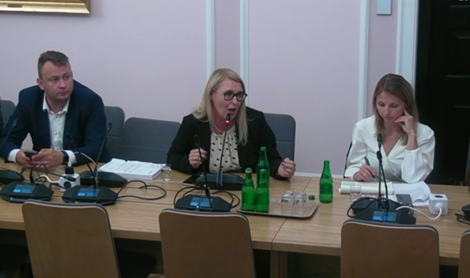 Apteka to miejsce, w którym można pochylić się na tym czy pacjent potrzebuje suplementów diety (fot. screen)