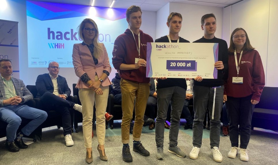 Na zdjęciu od prawej: Oliwia Makowiecka, Igor Anczykowski, Jakub Sobolewski, Mateusz Szczęsny oraz dr Karolina Maria Nowak z Agencji Badań Medycznych (fot. Warsaw Health Innovation Hub)