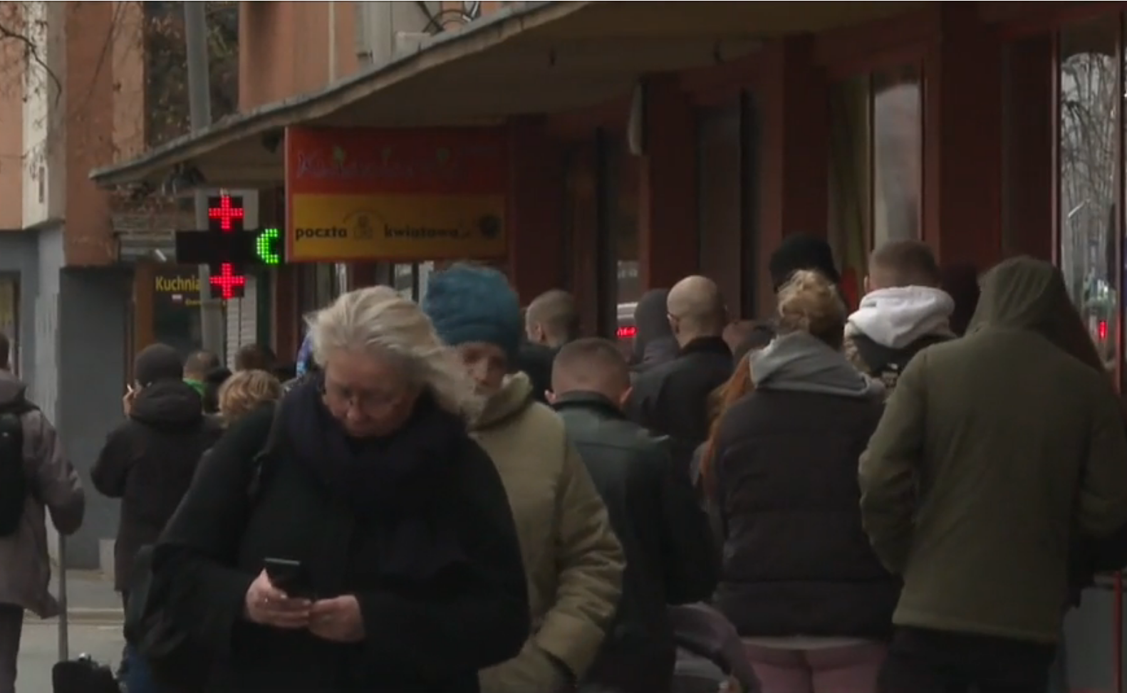 „Czasami trzeba odwiedzić dwie, trzy, cztery apteki, żeby znaleźć to, co akurat przepisał nam lekarz" (fot. screen TVN)