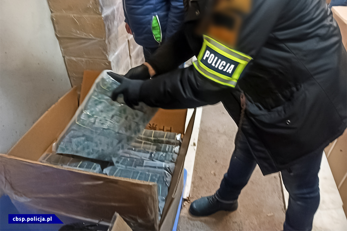 W ramach tych działań do sprawy funkcjonariusze zatrzymali dwie osoby (fot. CBŚP)