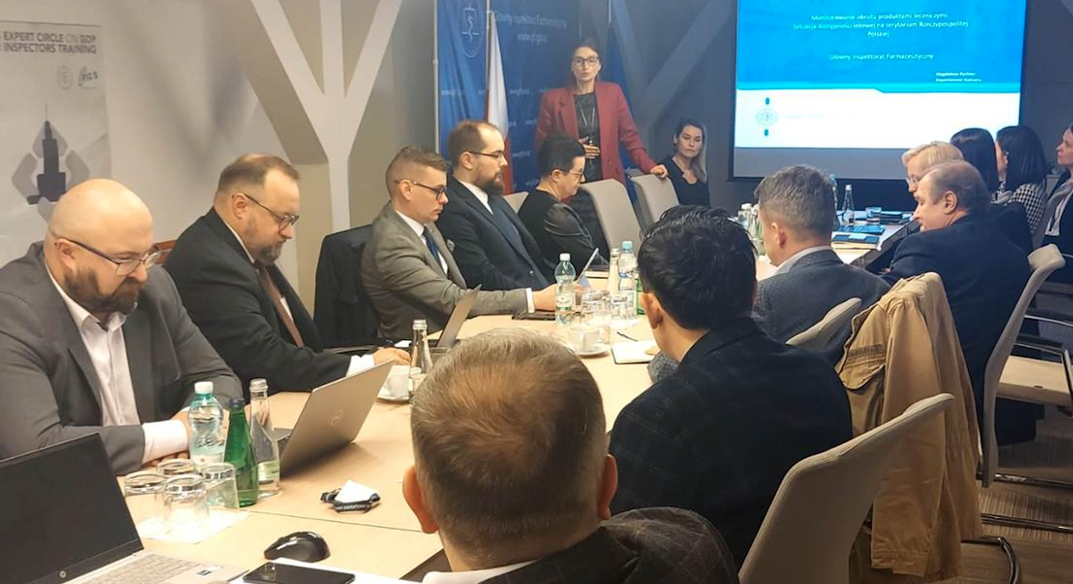 W spotkaniu wzięli udział eprezentanci Ministerstwa Zdrowia, przedstawiciele Naczelnej Izby Aptekarskiej, Naczelnej Izby Lekarskiej, producentów leków, aptekarzy i hurtowników (fot. GIF)