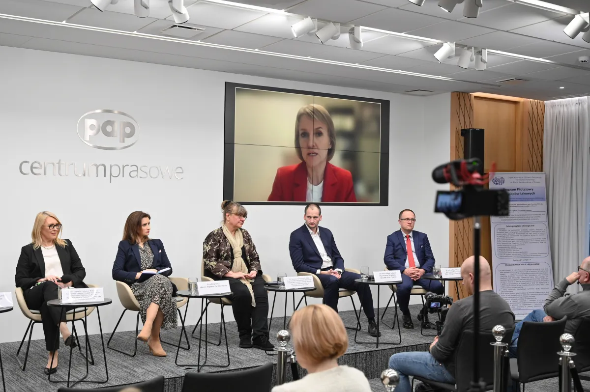 W raporcie z pilotażu znajdzie się zarówno propozycja standardu samej usługi, jak i modelu kształcenia farmaceutów, którzy uprawnieni będą do jej realizacji (fot. PAP/M. Kmieciński)