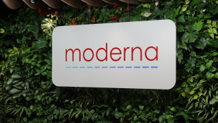 Moderna dostarczy do Polski ponad 1 mln dawek nowej szczepionki przeciw COVID-19