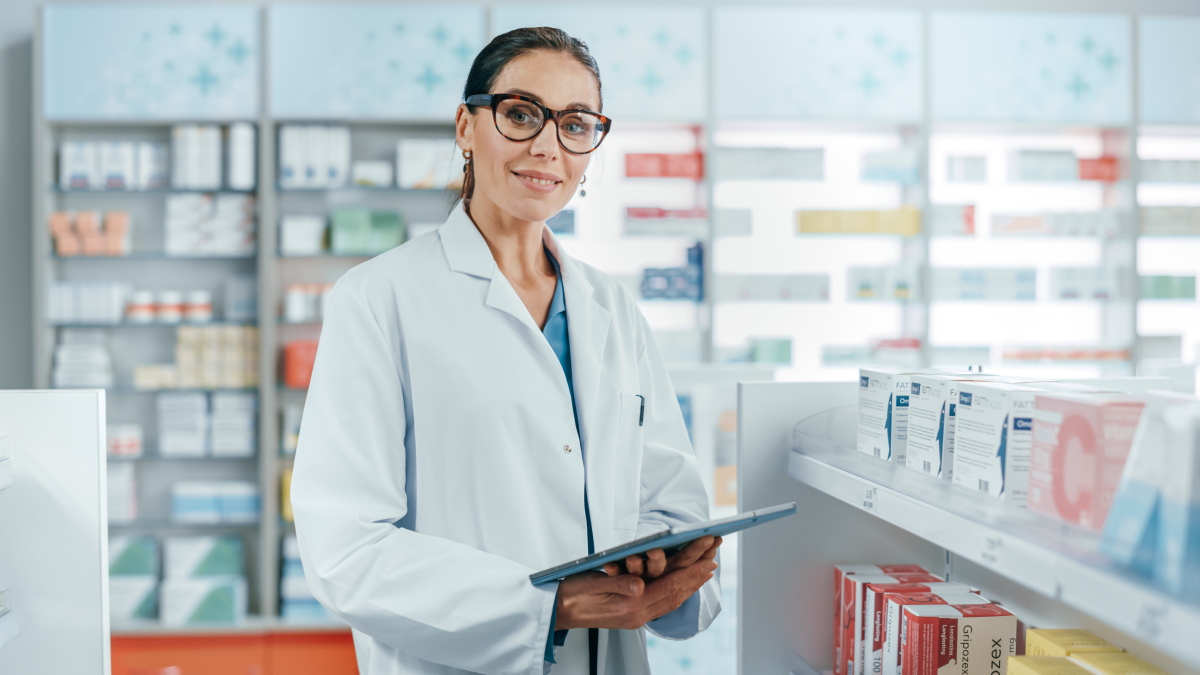 Każdy dokument stanowiący podstawę wydania produktu leczniczego musi podlegać ocenie formalnej i merytorycznej farmaceuty (fot. Shutterstock)