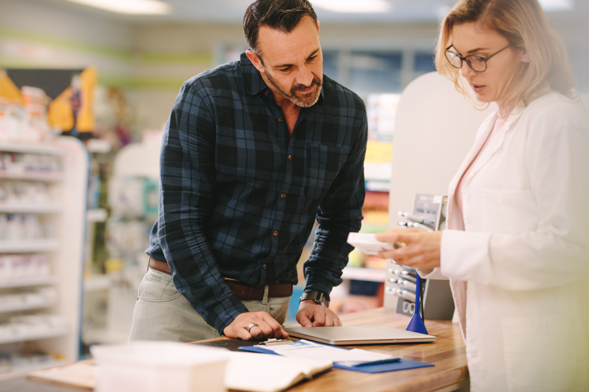 Obecnie farmaceuta nie może wobec pacjenta wypowiadać opinii dyskredytujących terapeutyczne postępowania lekarza (fot. Shutterstock)