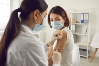 W styczniu 40% szczepień przeciw COVID-19 wykonali farmaceuci!